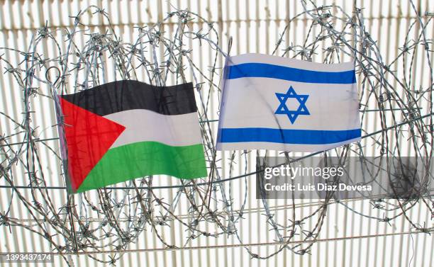 palestine and israel flag on barbed wire - cultura palestinese foto e immagini stock