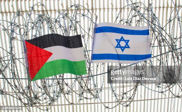 palestine and israel flag on barbed wire - isreal stockfoto's en -beelden