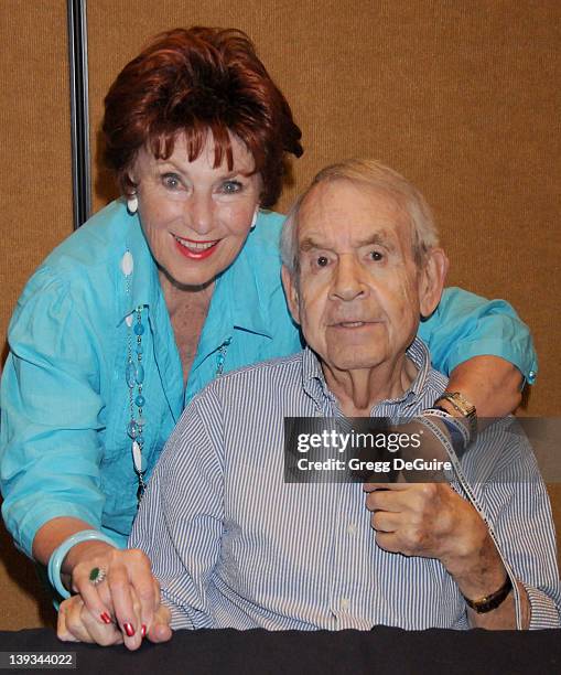 Marion Ross and Tom Bosley pose at the The Hollywood Collectors & Celebrities Show at the Burbank Airport Marriott Hotel & Convention Center in...