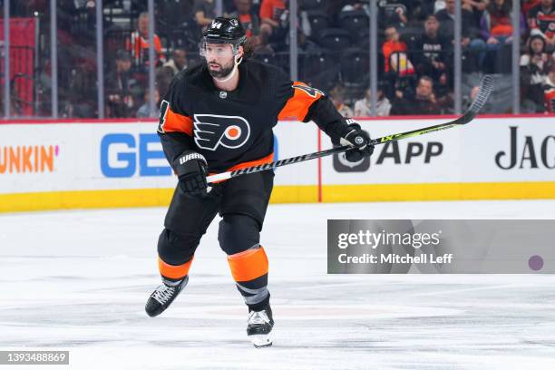 Nate Thompson of the Philadelphia Flyers skates against the Pittsburgh Penguins at the Wells Fargo Center on April 24, 2022 in Philadelphia,...