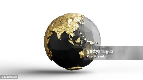 abstraktes niedrigpolygonales erdmodell, isoliert auf weißem hintergrund - world globe stock-fotos und bilder