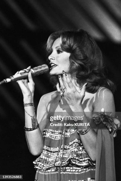 Ajda Pekkan sur scène lors du 'World Popular Song Festival' à Tokyo, le 12 novembre 1977.