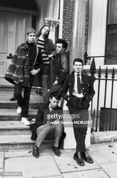 Les membres du groupe de punk 'Why Not' dans la rue à Londres, en décembre 1977.