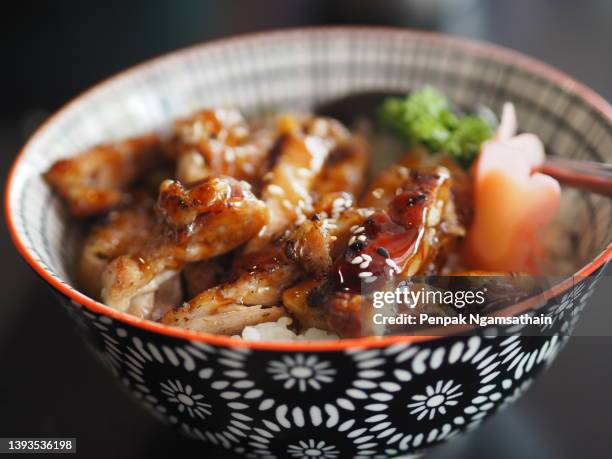 fried chicken over rice, teriyaki with rice in bowl - teriyaki foto e immagini stock