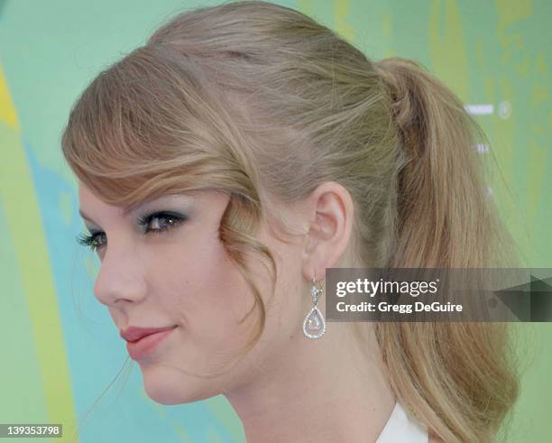 Taylor Swift arrives at Teen Choice 2011 at the Gibson Amphitheatre on August 7, 2011 in Universal City, California.