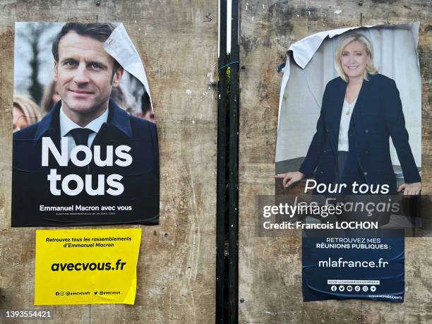 Affiches électorales de second tour à l'élection présidentielle d'Emmanuel Macron et de Marine Le Pen le 24 avril 2022.