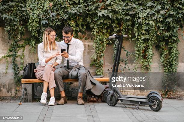 gente de negocios sentada en un banco - business smartphone happy spring fotografías e imágenes de stock