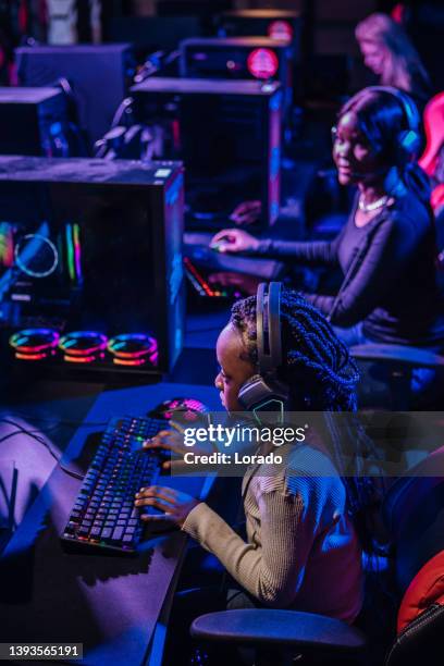 young black family in a esports gaming cafe - game six stockfoto's en -beelden