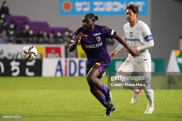 Peter Utaka of Kyoto Sanga in action under pressure from Genta Miura of Gamba Osaka during the J.LEAGUE Meiji Yasuda J1 7th Sec. Match between Kyoto...