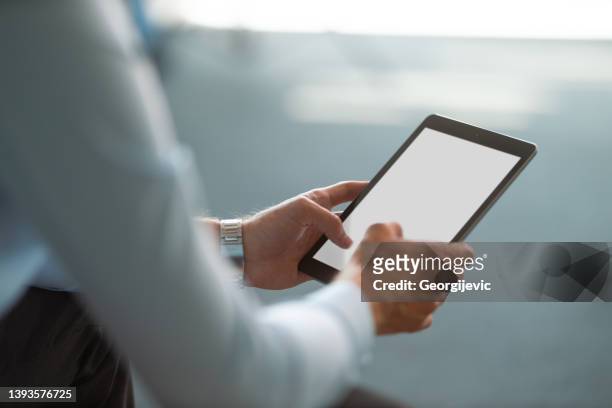 digitaler tablet-bildschirm - finger tablet stock-fotos und bilder