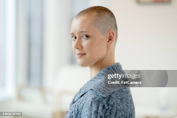 retrato de una mujer con cáncer - alopecia fotografías e imágenes de stock