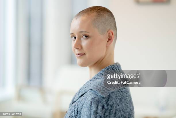 portrait of a woman with cancer - shaved head stockfoto's en -beelden