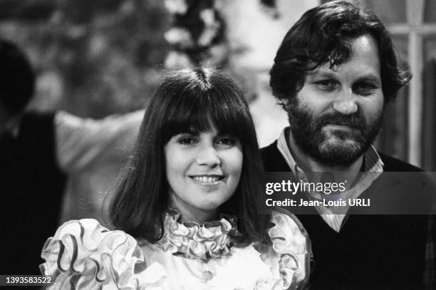 Chantal Goya et Jean-Jacques Debout sur une plateau de télévision, dans les années 1980.