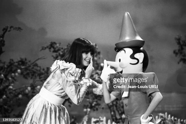Chantal Goya tenant Pinocchio sur une plateau de télévision, dans les années 1980.