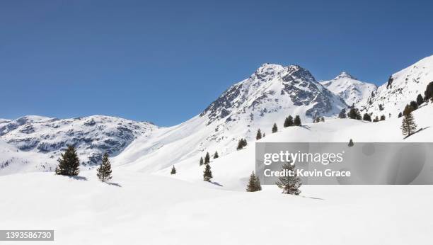 valley of snow - meribel fotografías e imágenes de stock