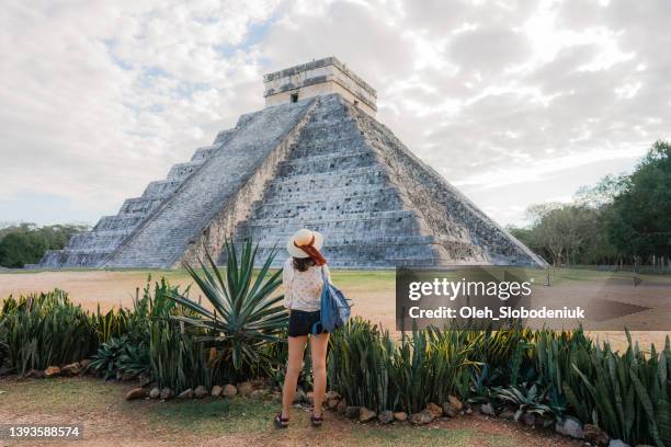 メキシコのチチェン・イッツァのピラミッドの背景に立つ女性の背面図 - human pyramid ストックフォトと画像