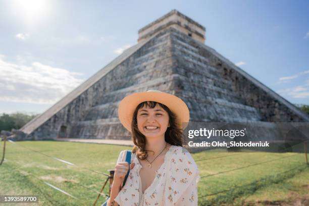 メキシコのチチェン・イッツァのピラミッドの背景にある女性 - human pyramid ストックフォトと画像