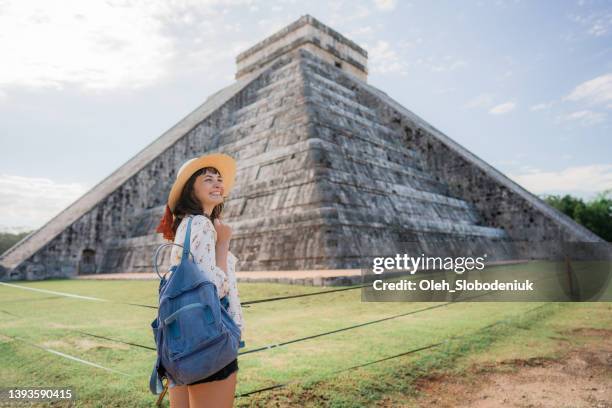 メキシコのチチェン・イッツァのピラミッドの背景に立つ女性の背面図 - human pyramid ストックフォトと画像