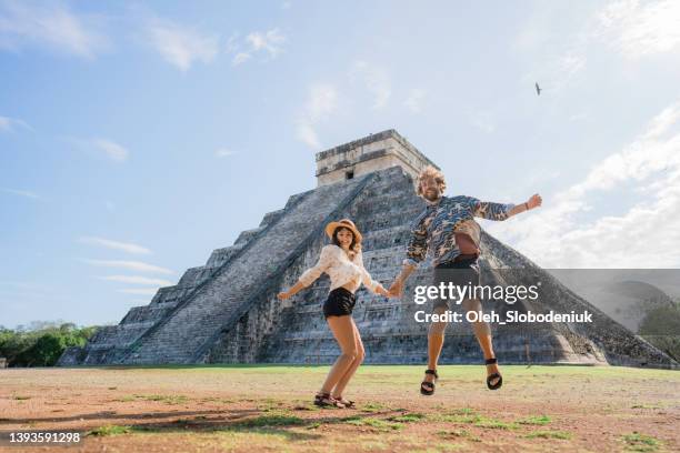 paar im hintergrund der chichen itza pyramide in mexiko - merida mexico stock-fotos und bilder