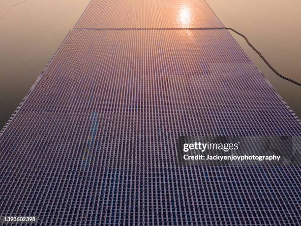 aerial view of floating solar farm in the dam in ubon ratchathani, thailand - silicone chemische stof stockfoto's en -beelden
