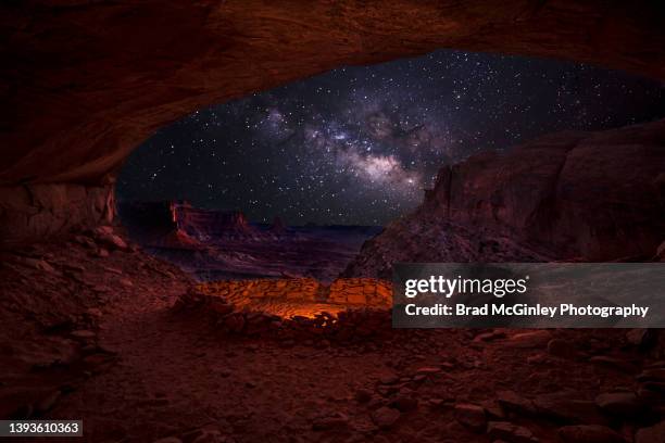 canyonlands false kiva - canyon utah imagens e fotografias de stock