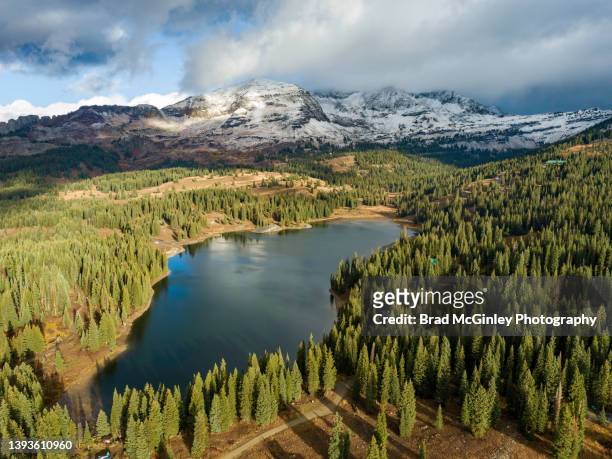 drone view lake irwin kebler pass - elk photos et images de collection