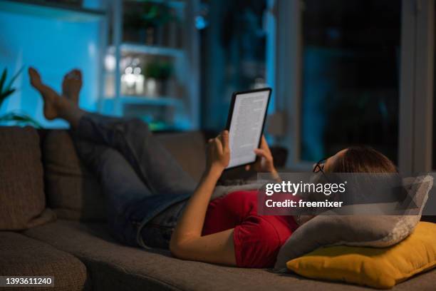 lectura de libros digitales - lector de libros electrónicos fotografías e imágenes de stock