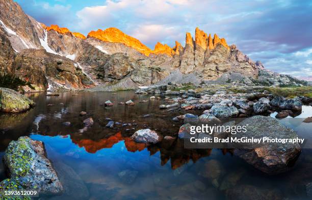 rocky mountain national park sky pond - alpenglow stock-fotos und bilder
