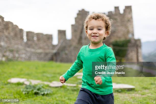 toddler boy running towards camera - nähern stock-fotos und bilder