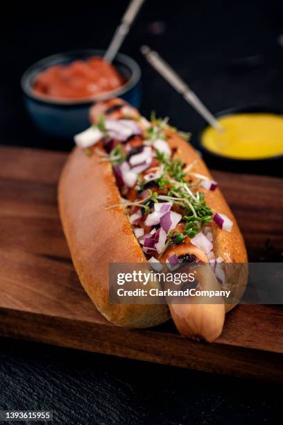 hot dog mit zwiebeln und relishes - hotdog stock-fotos und bilder