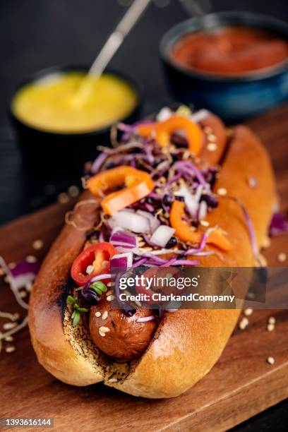 veggie hot dog - straatvoedsel stockfoto's en -beelden