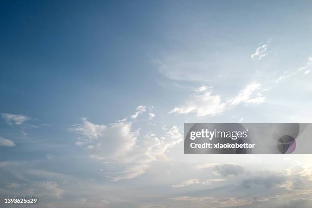 the light illuminates the clouds in the sky - cloudy stockfoto's en -beelden