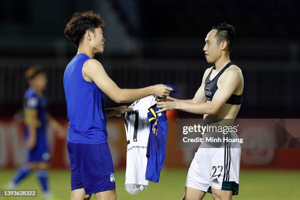Luong Xuan Truong of Hoang Anh Gia Lai and Moon Seon-Min of Jeonbuk Hyundai Motors exchange jerseys following the 1-1 draw during the AFC Champions...