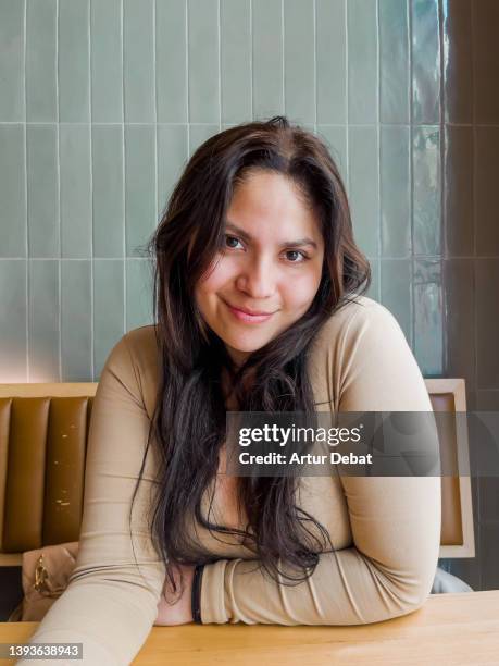 portrait of latin woman smiling at camera in a brunch. - latin beauty stockfoto's en -beelden