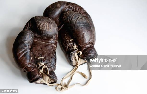 sports memories. vintage boxing gloves - empty boxing ring foto e immagini stock