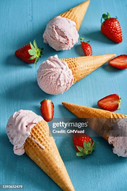 strawberry ice cream in a cone - ice cream cone stockfoto's en -beelden