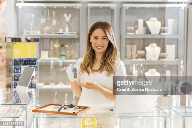 mujer que dirige el negocio de joyería mostrando mercancía - jeweller fotografías e imágenes de stock
