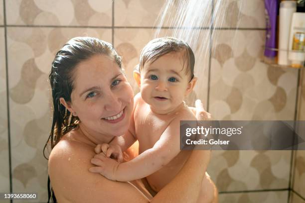 bath time - mother son shower stockfoto's en -beelden