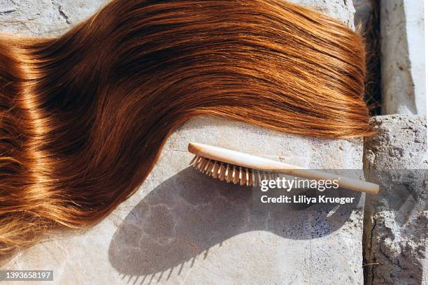 shiny long hair with a comb. - combing foto e immagini stock