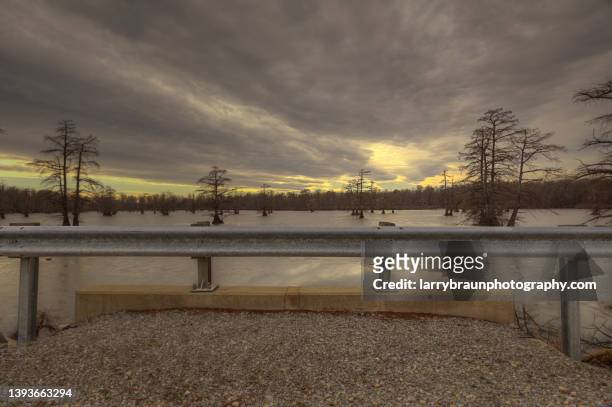 guard rail along the lake. - lago horseshoe imagens e fotografias de stock