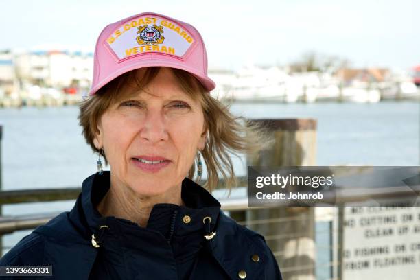 une vétéran de la garde côtière américaine portant une casquette regardant la caméra - us military emblems photos et images de collection