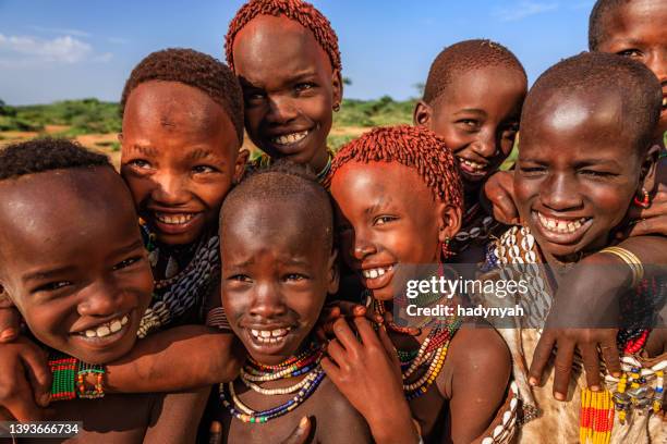 gruppe glücklicher afrikanischer kinder, ostafrika - hamar stock-fotos und bilder