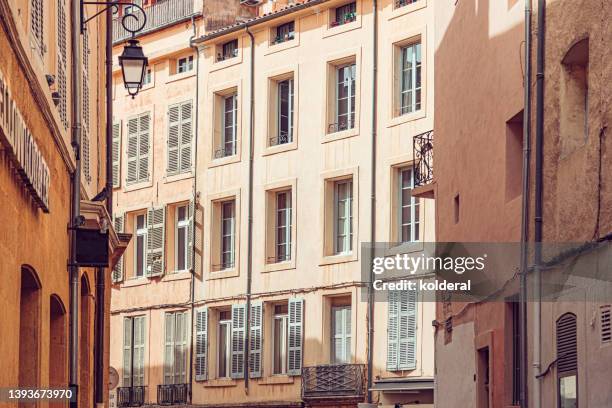 aix-en-provence traditional row houses full frame in bright sunlight - aix en provence fotografías e imágenes de stock