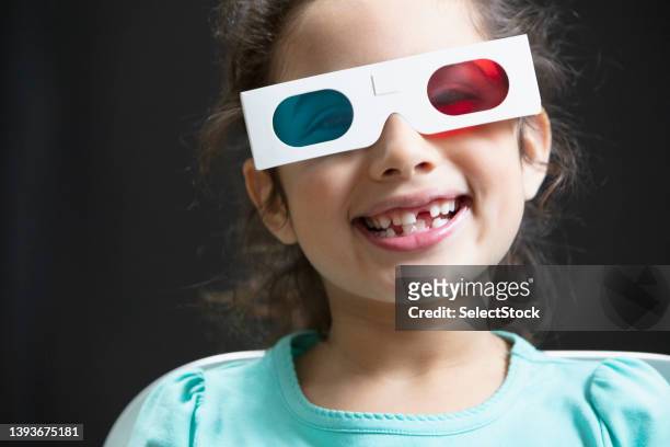 bambina che usa occhiali di carta 3d - get out 2017 film foto e immagini stock