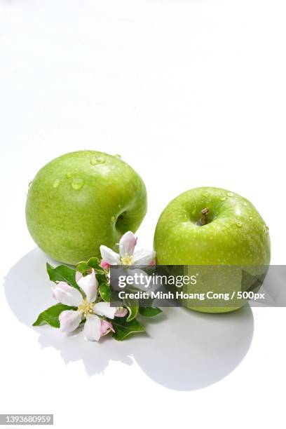 granny smith apple malus viridis granny smith - green apple slices stock pictures, royalty-free photos & images