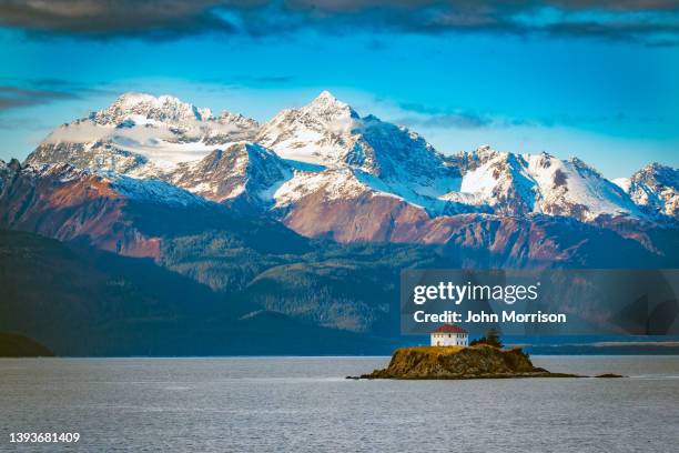 eldred rock lighthouse, un phare historique adjacent au canal lynn en alaska - couloir maritime intérieur photos et images de collection