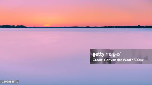 view of the lake veluwemeer during sunrise,takeling,ej zeewolde,netherlands - veluwemeer bildbanksfoton och bilder