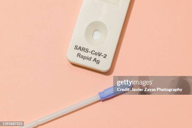 rapid antigen test for covid-19 on pastel background - variante ômicron do sars cov 2 - fotografias e filmes do acervo