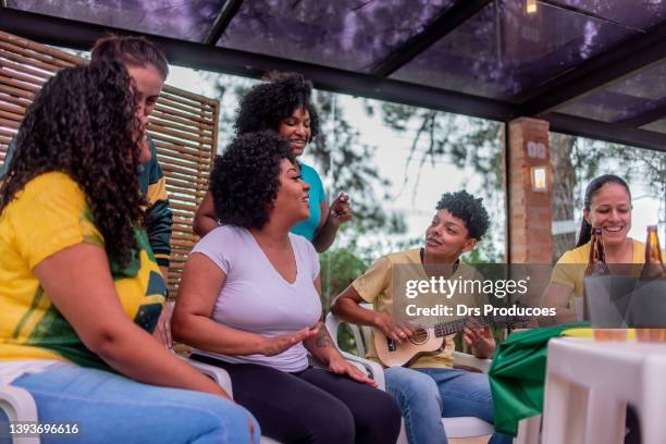 amigos socializando después del juego - samba fotografías e imágenes de stock