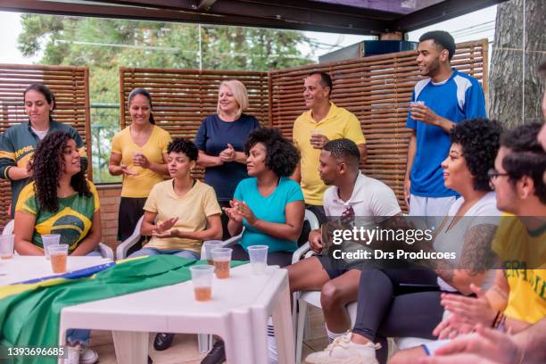 reunión de amigos en la barbacoa después del fútbol - samba fotografías e imágenes de stock